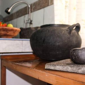 una gran olla negra sentada en un mostrador en una cocina en Casa Mamá Vicky - Valle del Colca, en Coporaque