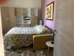 1 dormitorio pequeño con 1 cama y 1 silla en Holiday Home, en Belmonte del Sannio