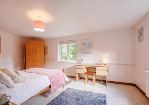 En eller flere senger på et rom på Granary Cottage