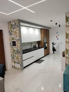 a kitchen with a counter and a woman in a room at I MORI Alloggio turistico in Civitavecchia