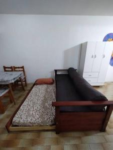 uma cama num quarto com uma mesa e um quadro com uma característica de rististica em Departamento en Mar del Plata em Mar del Plata