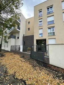 un edificio con una puerta delante de él en Appartement avec vue sur jardin Paris-Disney-Parking privé 'PKN MEAUX', en Meaux