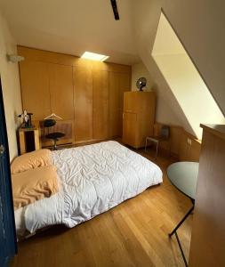 ein Schlafzimmer mit einem Bett und einem Dachgeschoss in der Unterkunft Studio 6 in Paris