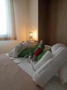 un mucchio di asciugamani sopra un letto di La casetta GioSa sullo Stagnone a Marsala