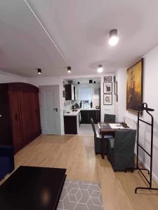 a living room with a table and a kitchen at U Filipa in Gdynia +7 photos