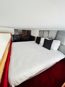 Posteľ alebo postele v izbe v ubytovaní Studio Loft Brasov