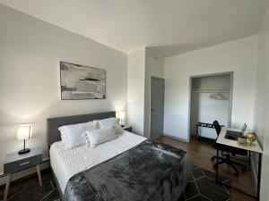 - une chambre avec un lit et un bureau dans l'établissement GREAT VALUE & Stylish, Queen Beds, W/D, Free Park, à Schenectady