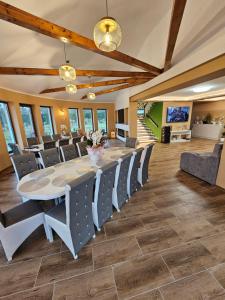 a large dining room with a table and chairs at Casa Dintre Brazi in Nemţişor