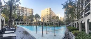 een zwembad in een stad met hoge gebouwen bij Downtown In Huahin la casita in Hua Hin +8 foto's