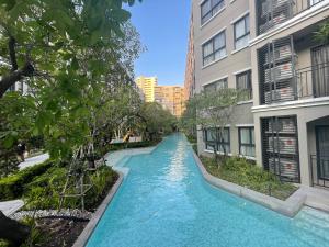 een waterglijbaan in een stad met gebouwen bij Downtown In Huahin la casita in Hua Hin