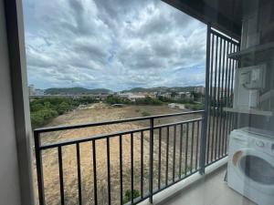 een balkon met uitzicht op het strand bij Downtown In Huahin la casita in Hua Hin