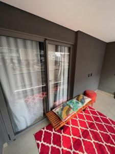 - un salon avec un tapis rouge et une fenêtre dans l'établissement Estudio alto padrão Oscar Freire, à São Paulo