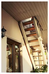 a wooden ladder on the side of a building at MOEDANZE in Tʼelavi