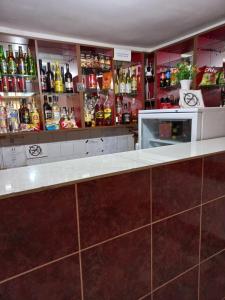 eine Bar mit vielen Flaschen Alkohol in der Unterkunft Pensiunea FADI in Lugoj
