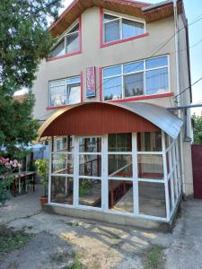 ein Gebäude mit Glastüren davor in der Unterkunft Pensiunea FADI in Lugoj
