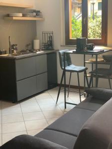 cocina con encimera, mesa y sillas en Jasmine garden apartment, en Capriate San Gervasio