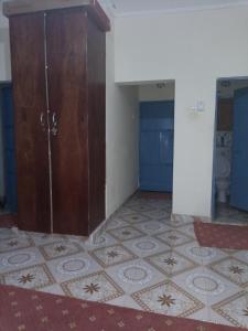 una stanza vuota con armadio e pavimento piastrellato di Jamagere Homes near Palm Oasis a Garissa