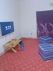 una camera con tavolo da picnic e TV di Jamagere Homes near Palm Oasis a Garissa