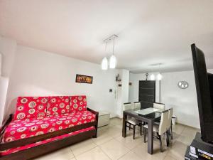 sala de estar con sofá rojo y mesa en Awa en Villa Carlos Paz