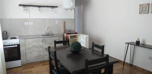 eine Küche mit einem Tisch und Stühlen sowie ein Esszimmer in der Unterkunft Totoras Apart Federacion in Federación