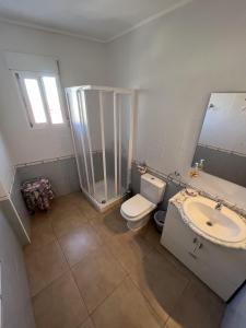 La salle de bains est pourvue de toilettes et d'un lavabo. dans l'établissement Apartamentos Maruja, à Los Baños