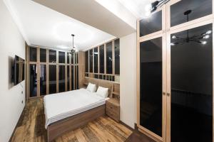 1 dormitorio con cama y ventana grande en One-BDR Luxury apartment, en Ereván