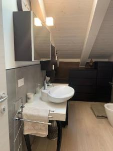 ein Badezimmer mit einem Waschbecken und einer Theke mit einem Waschbecken in der Unterkunft Casa annuale al mare a Jesolo! in Lido di Jesolo