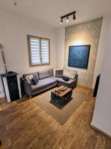 ein Wohnzimmer mit einem Sofa und einem Couchtisch in der Unterkunft Precioso y acogedor piso en la Seu de Urgell in La Seu d'Urgell
