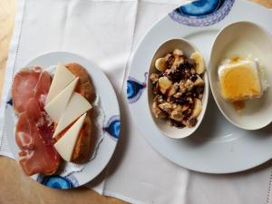 einen Tisch mit zwei Teller Essen drauf. in der Unterkunft Cal Manyo in Puigvert de Lérida