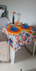 una mesa con dos platos encima en Blue House Vale do Capão en Palmeiras