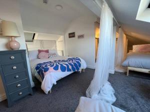 een slaapkamer met 2 bedden en een dressoir bij Santiago Suite 4 - A Beautiful Duplex Flat in Southport