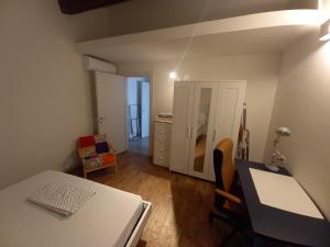 een kamer met een tafel en stoelen en een keuken bij Console Camprini Rooms & Apartments in Faenza