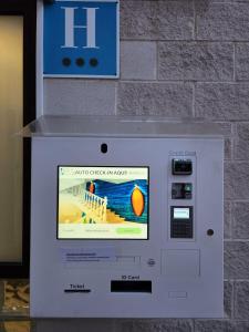 una máquina con una foto en un lateral de una pared en Hotel Bemon Playa, en Somo