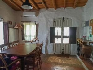 cocina y comedor con mesa y sillas en El Lucero en Alájar