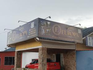 um edifício com um sinal para uma loja de bebidas em HOTEL EUROPA FAMILIAr em Alto Paraíso de Goiás
