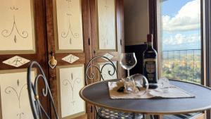 - une table avec une bouteille de vin et un verre dans l'établissement Residenza Teatro Antico, à Todi 44 autres photos