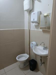een badkamer met een toilet en een wastafel bij Pousada cantinho da felicidade in Uberlândia