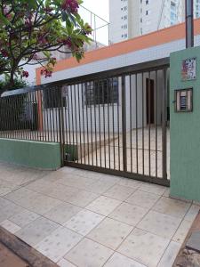 een poort voor een gebouw bij Pousada cantinho da felicidade in Uberlândia