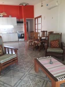 Casa centrica في سان رافاييل: غرفة معيشة مع كراسي وطاولة ومطبخ
