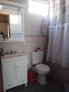 Casa centrica في سان رافاييل: حمام مع مرحاض أبيض ومغسلة