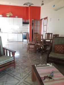 Casa centrica في سان رافاييل: غرفة معيشة مع كراسي خشبية وطاولة +3 صور