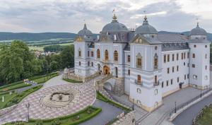 einen Luftblick auf ein großes weißes Gebäude mit einem Brunnen in der Unterkunft Galicia Nueva, castle hotel in Lučenec