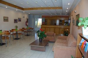 uma sala de estar com um sofá e uma mesa em Sunrise Hotel em Agía Ermióni