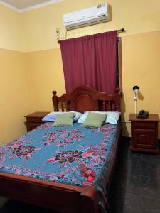 Perico的住宿－Hotel y Departamentos Arroyos，一间卧室配有一张带蓝色棉被的床