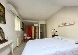 1 dormitorio con 1 cama blanca grande en una habitación en Loft des Célestins, en Vichy