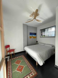 1 dormitorio con 1 cama y ventilador de techo en Loft des Célestins, en Vichy