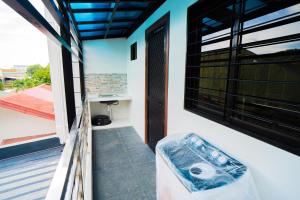 otwarte drzwi do domu z balkonem w obiekcie LacambraHills Olongapo w mieście Olongapo