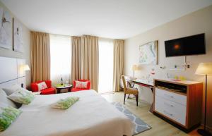 Posteľ alebo postele v izbe v ubytovaní Apartment prywatny w Hotelu Diwa w strefie kurortowej z klimatyzacja i Parkingiem wcentrum Kolobrzegu + 37 fotografií