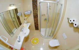 Łazienka w obiekcie Apartment prywatny w Hotelu Diwa w strefie kurortowej z klimatyzacja i Parkingiem wcentrum Kolobrzegu