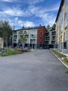 un aparcamiento vacío frente a un edificio en Helsinki Airport Apartment, en Vantaa